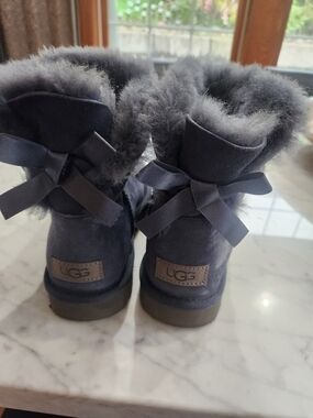 UGG Women's Slate Blue Shearling Bow-Back Short Boot, Size 7.